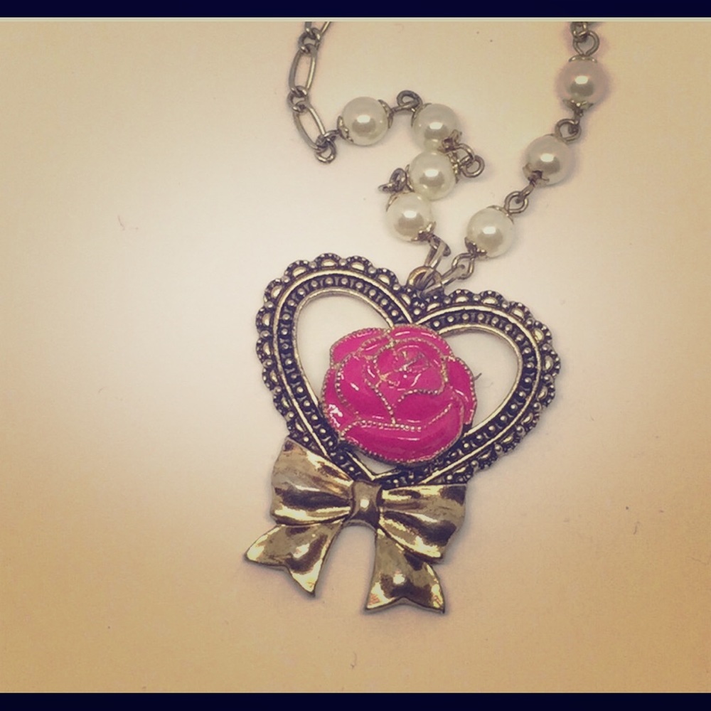 Authentic Betsey Johnson rose pearl necklace EUC